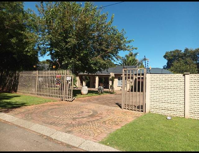3 BEDROOM HOUSE FOR SALE IN HELIKONPARK